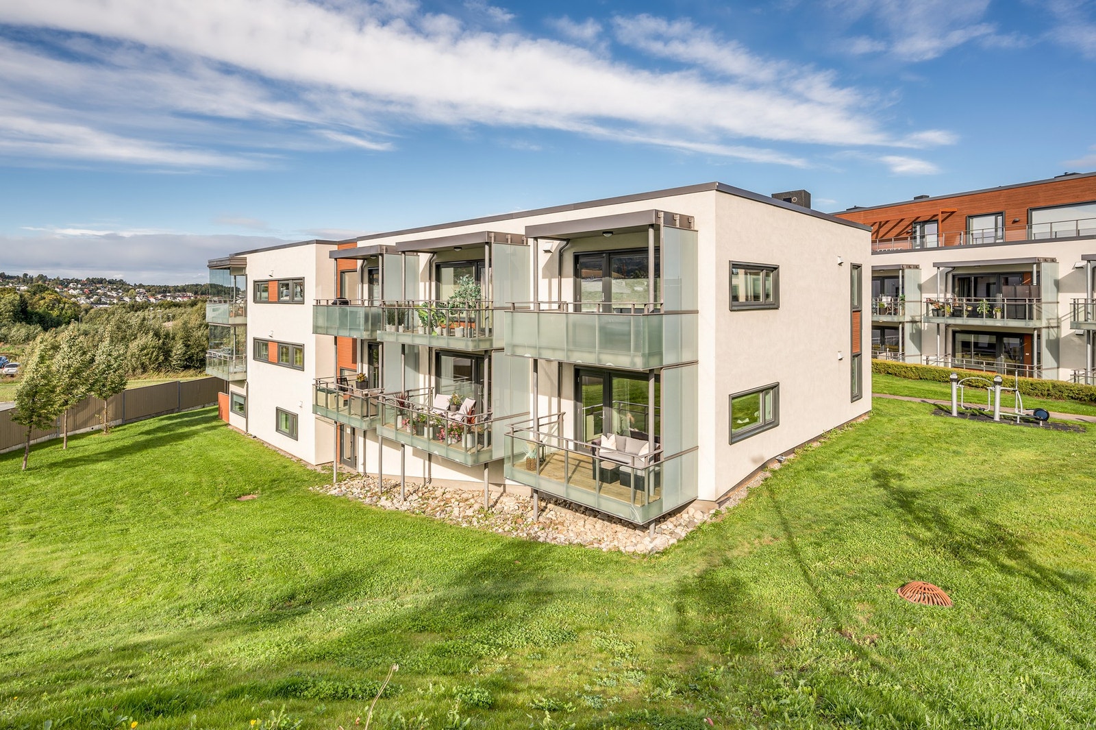 Bygget er omkranset av nevnte grøntareal. Galleribilde