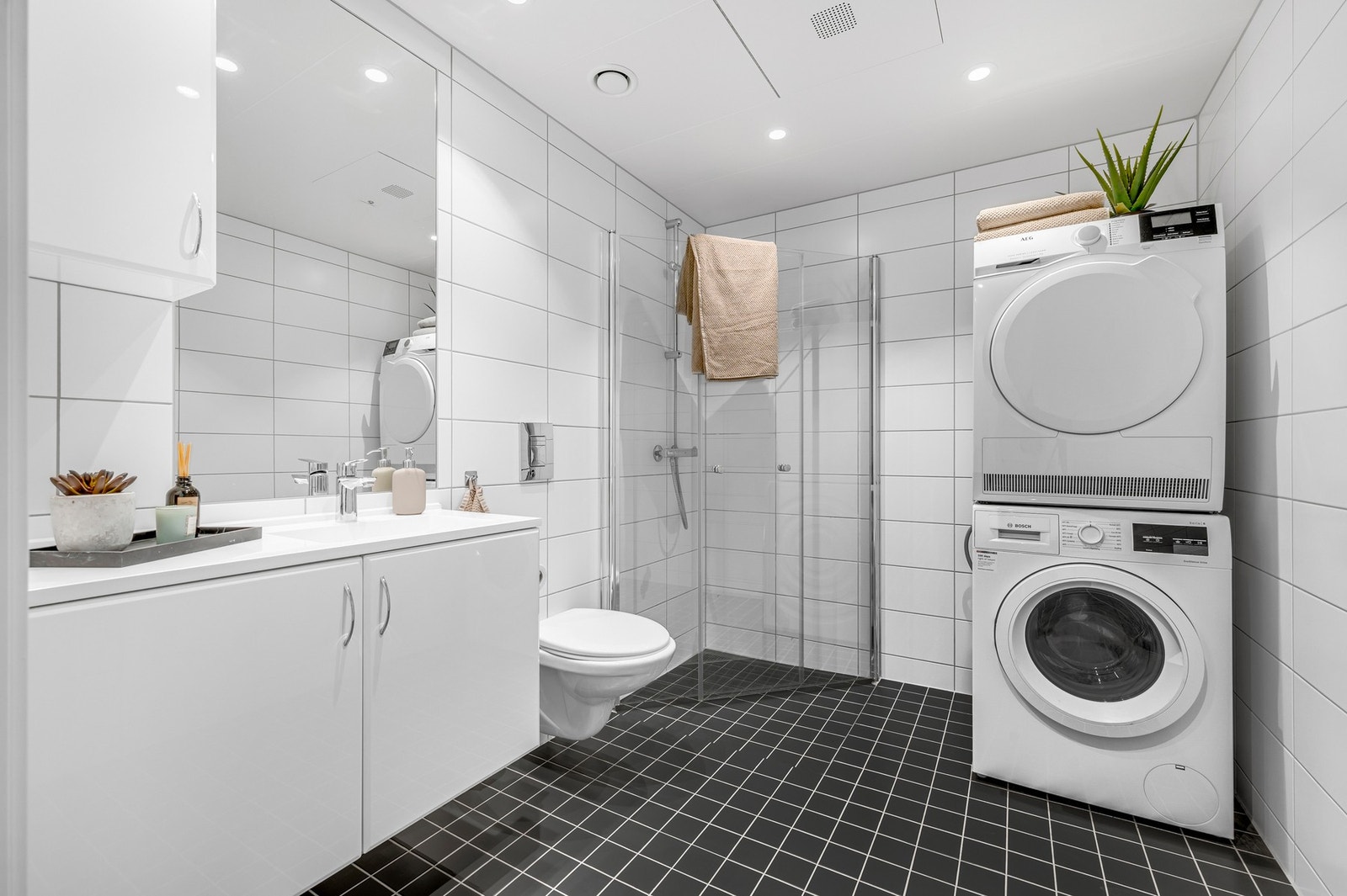 Flott flislagt bad på 5 kvm med varmekabler i gulv. Galleribilde