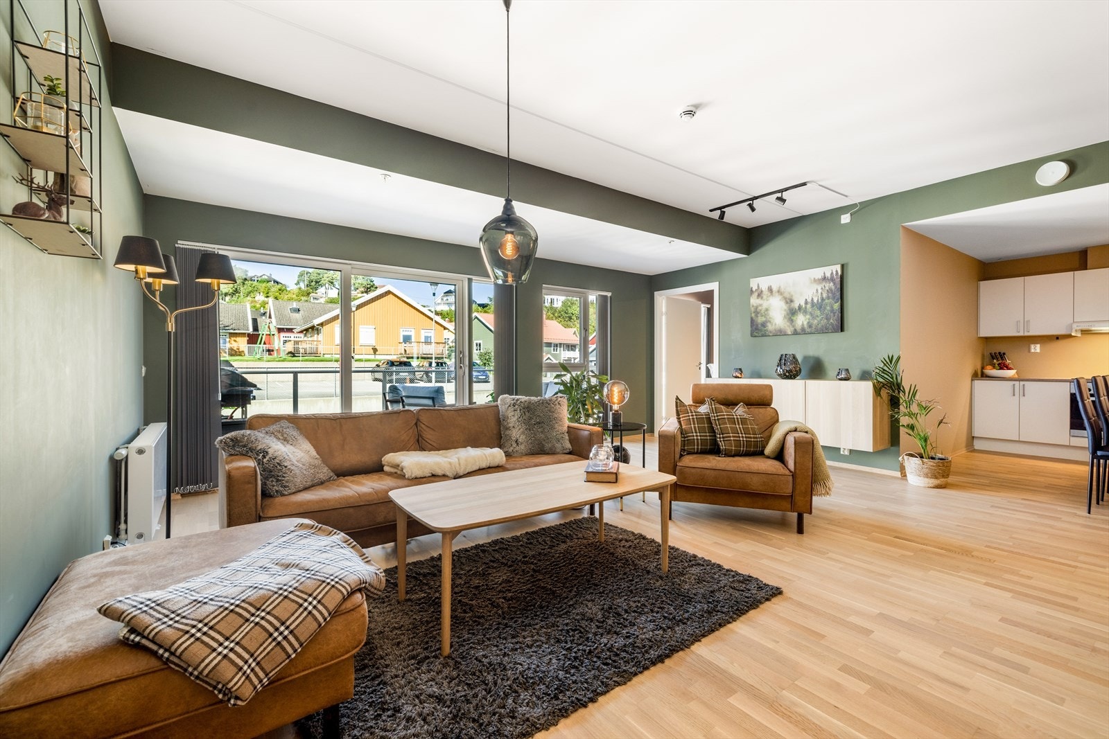 Leiligheten har en luftig og romslig stue med åpen løsning mot kjøkkenet. Galleribilde