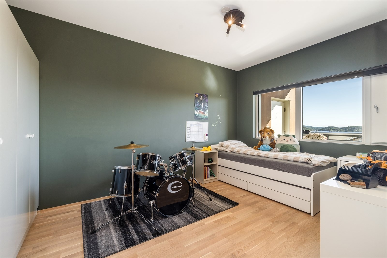 Leiligheten har to lyse og fine soverom. Her får du fint plass til seng, garderobe, nattbord mm. Galleribilde