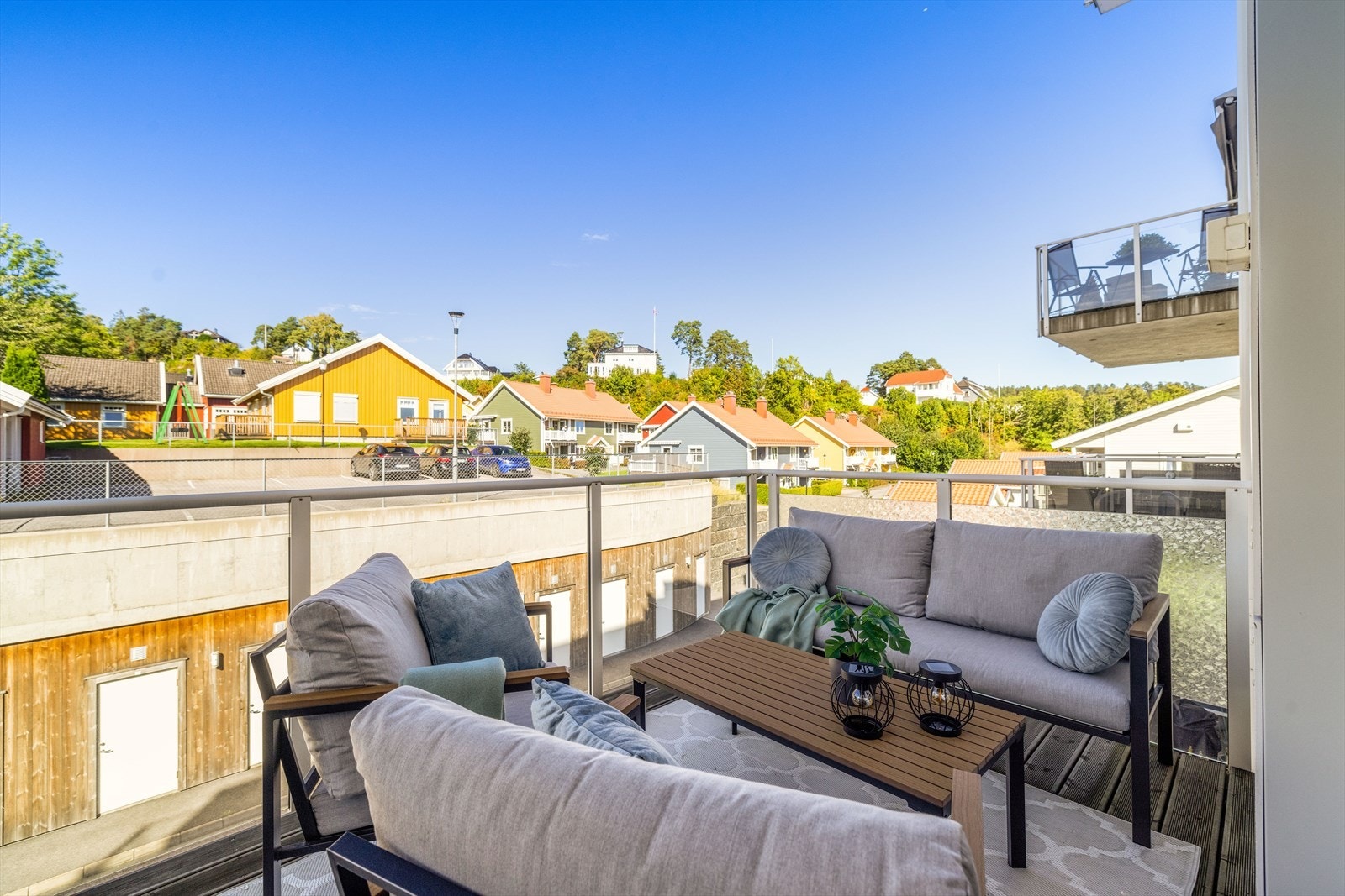 Fra stuen er det utgang til en solrik og vestvendt balkong. Galleribilde