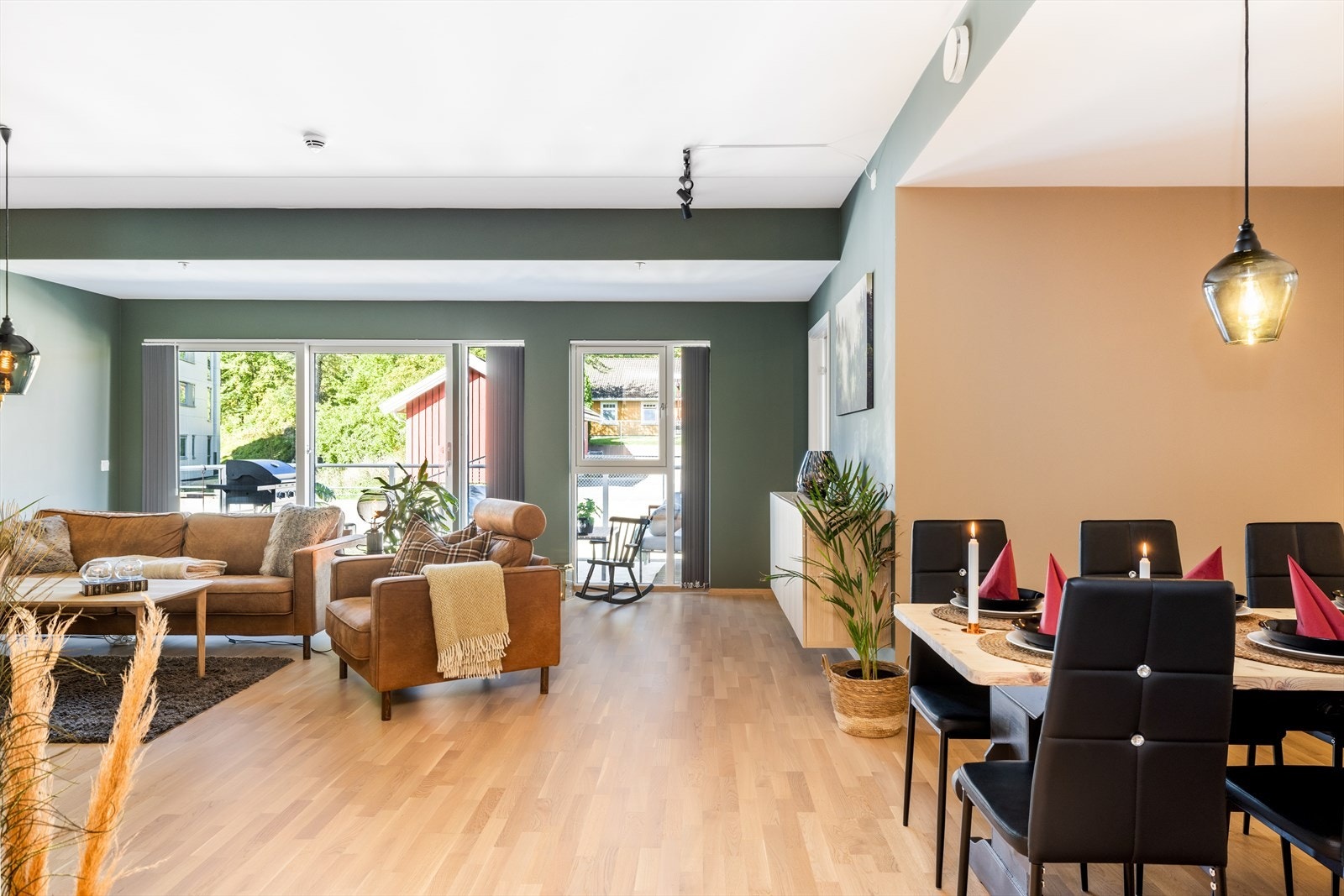 Boligen har en romslig og lys stue med store vindusflater som gir fine lysforhold. Galleribilde