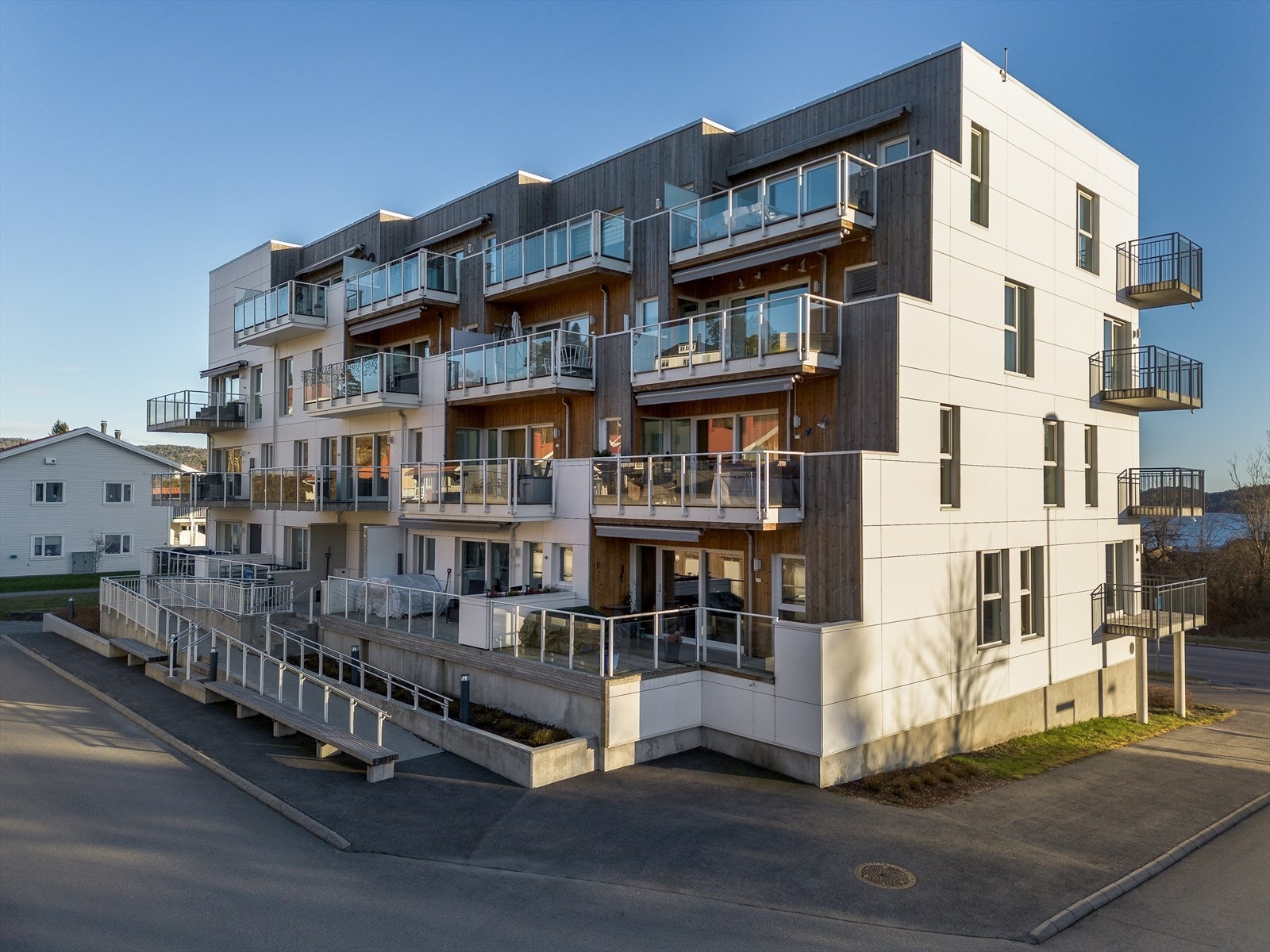 Fra garasjekjelleren er det enkel adkomst til leilighetene via heis. Galleribilde