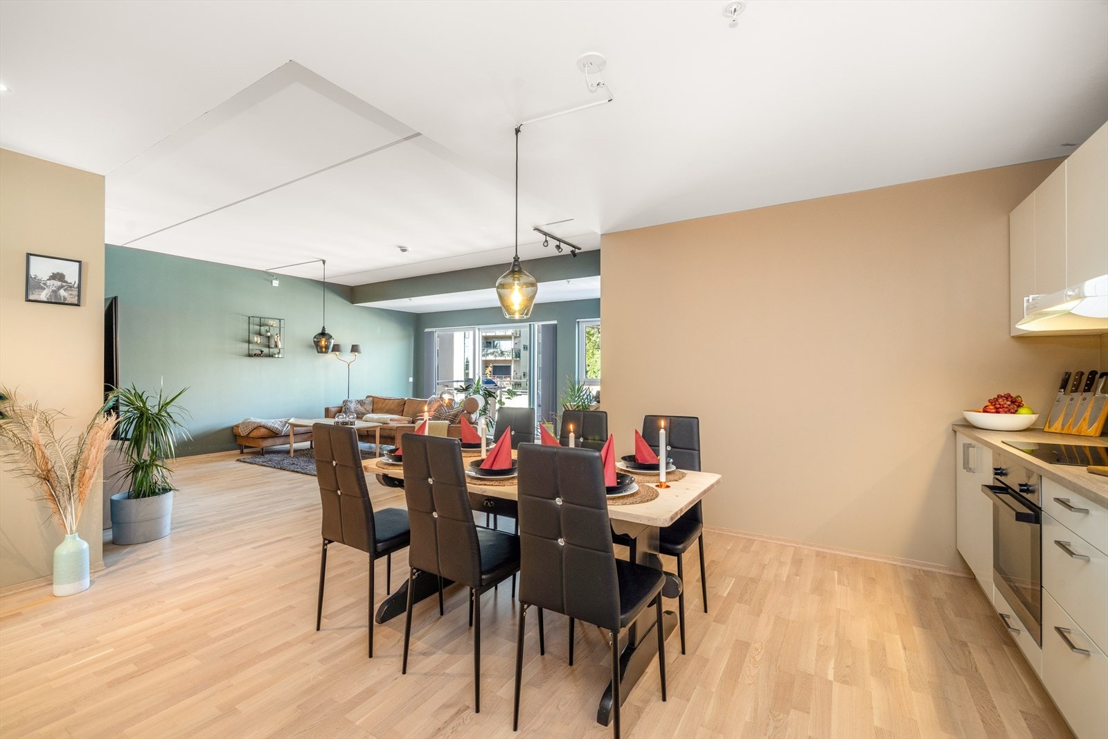 God plass til spisestue ved kjøkkenet. Galleribilde