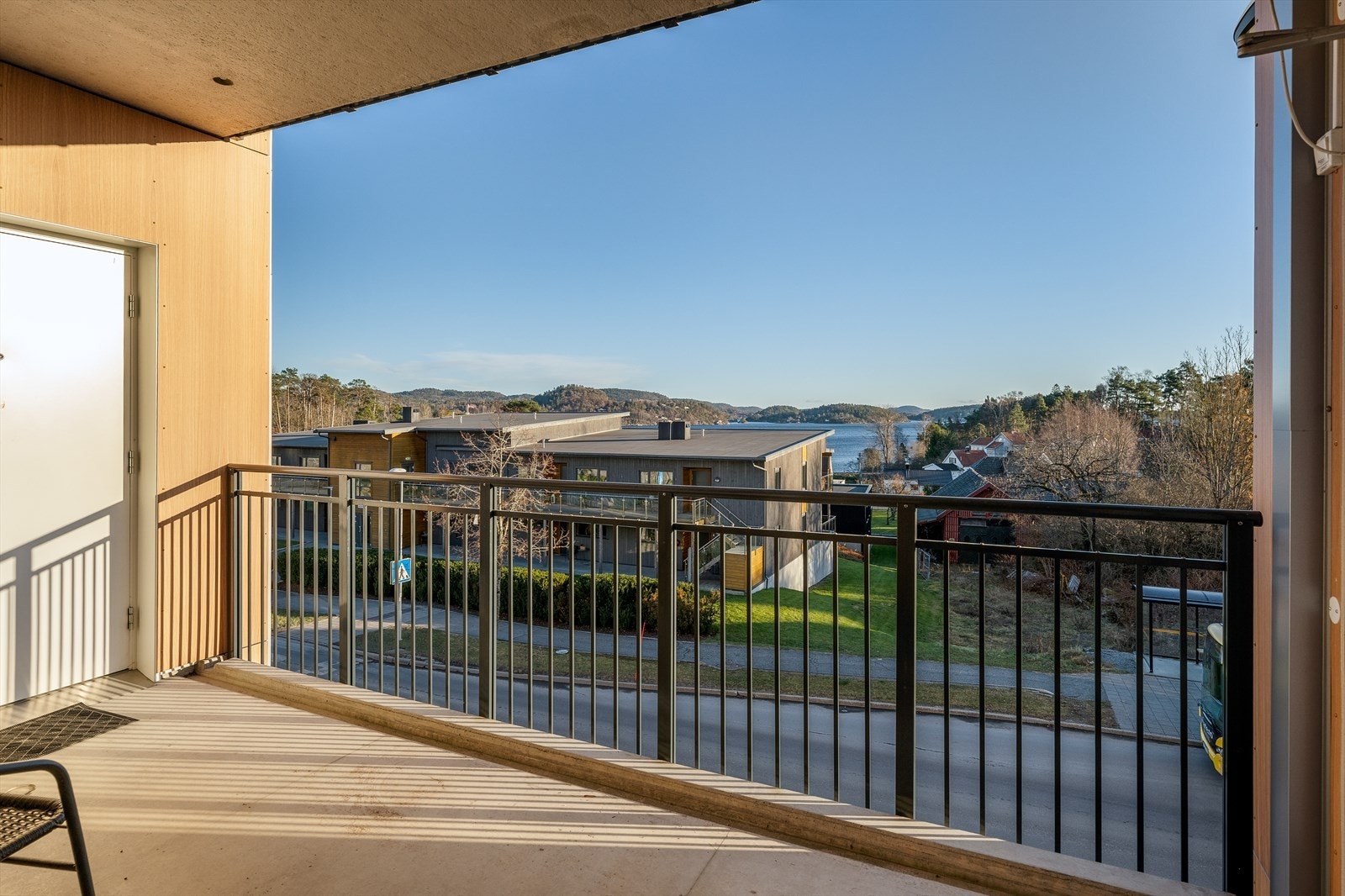 Borettslaget har pene fellesarealer både ute og inne. Det er heis fra garasje og opp til hver etasje, hvor det er inngang fra svalgang som deles med naboleiligheten. Galleribilde