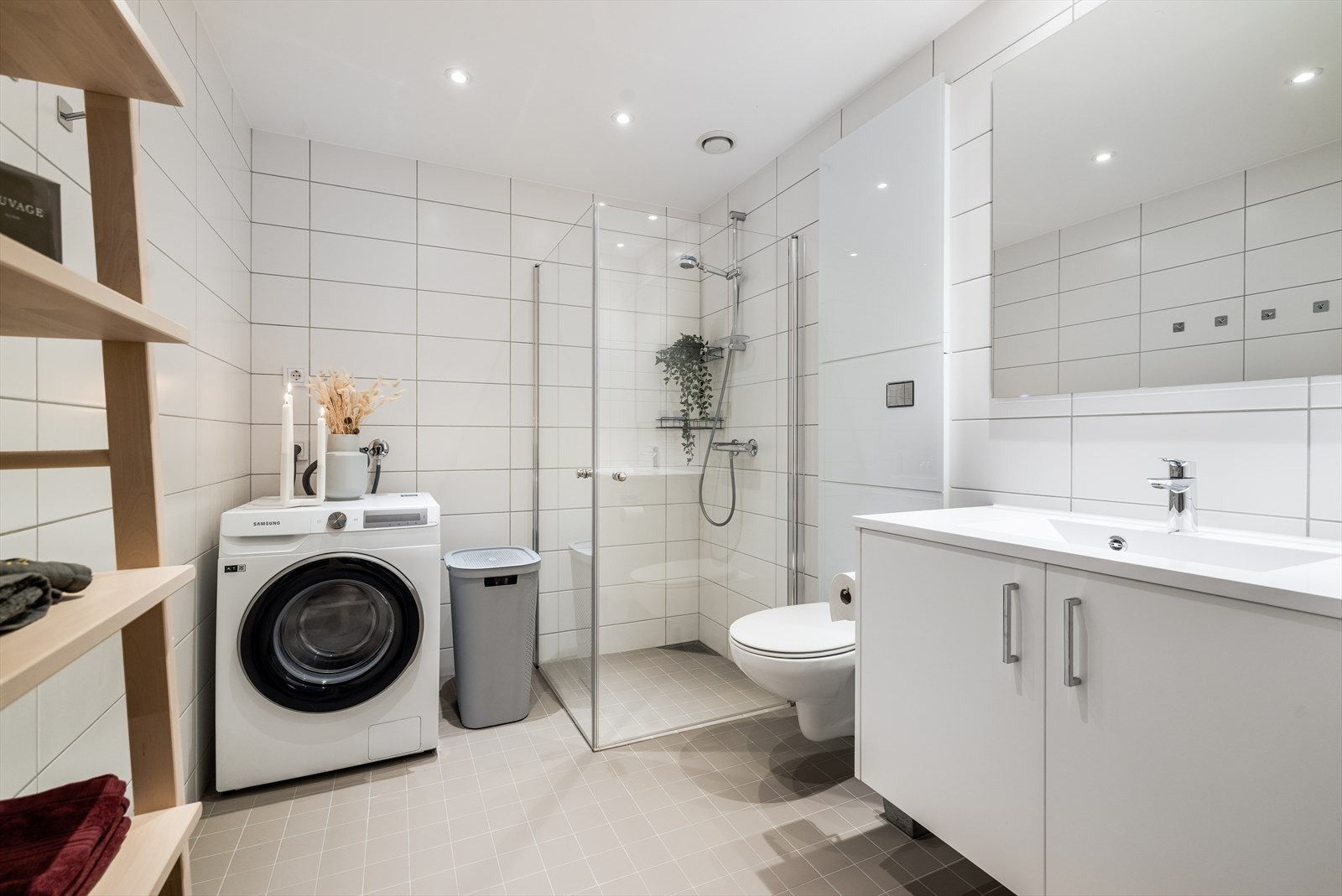 Romslig og delikat bad/vaskerom med varmekabler i gulv og downlights i tak. Galleribilde