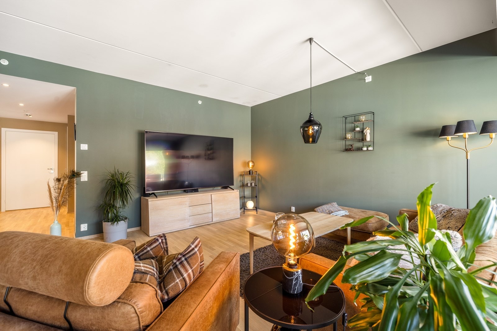 Det er god plass til sofa/tv-krok. Galleribilde