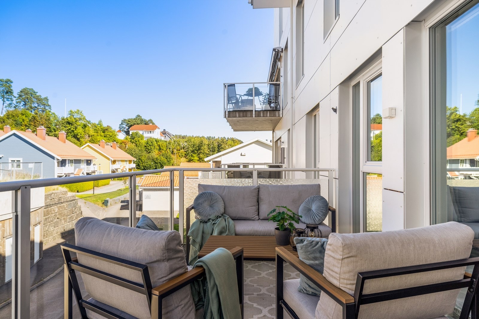 Balkongen har god plass til utemøbler. Galleribilde