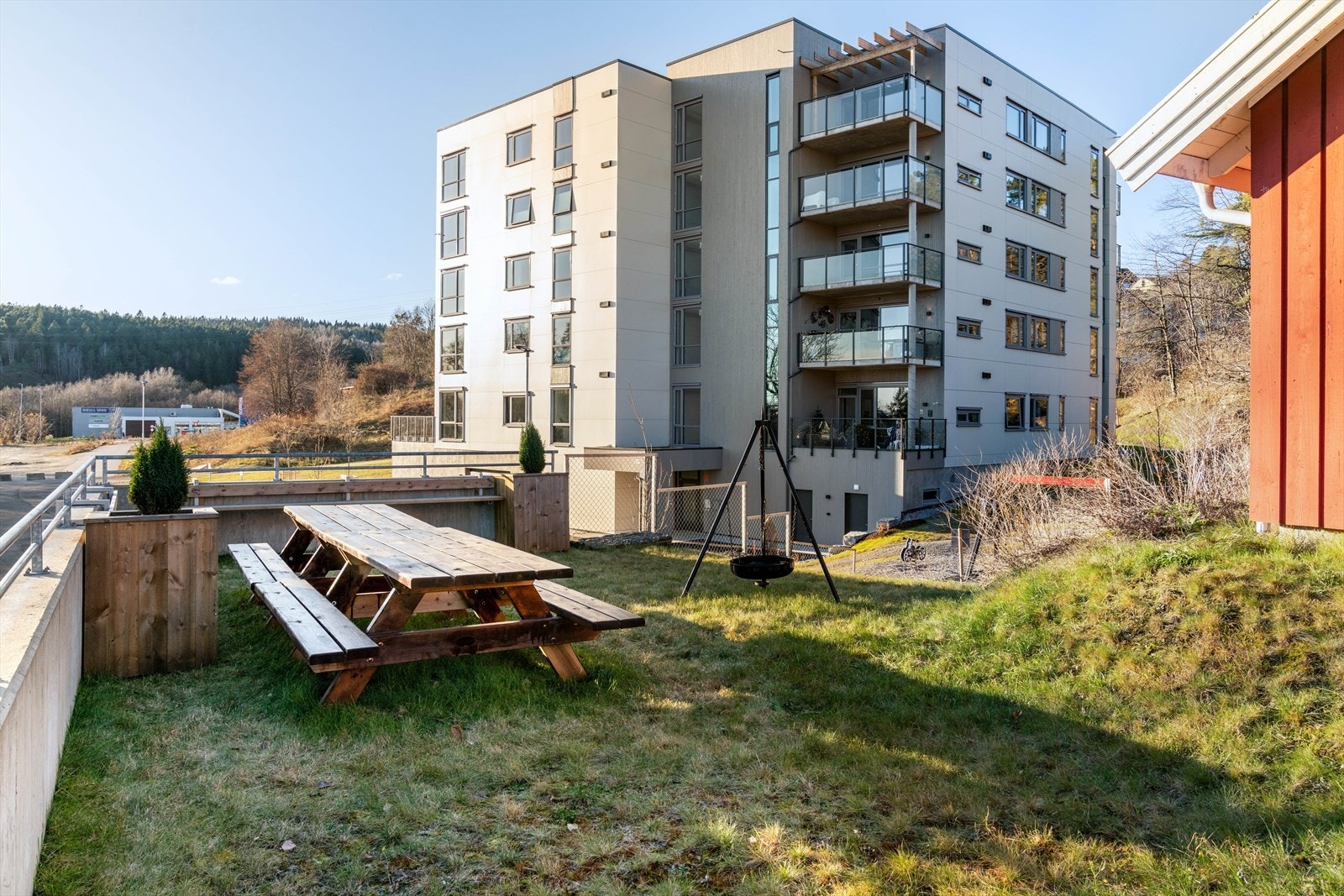 Borettslagets tomt er pent opparbeidet med asfalterte internveger, gressplen og beplantning. Galleribilde