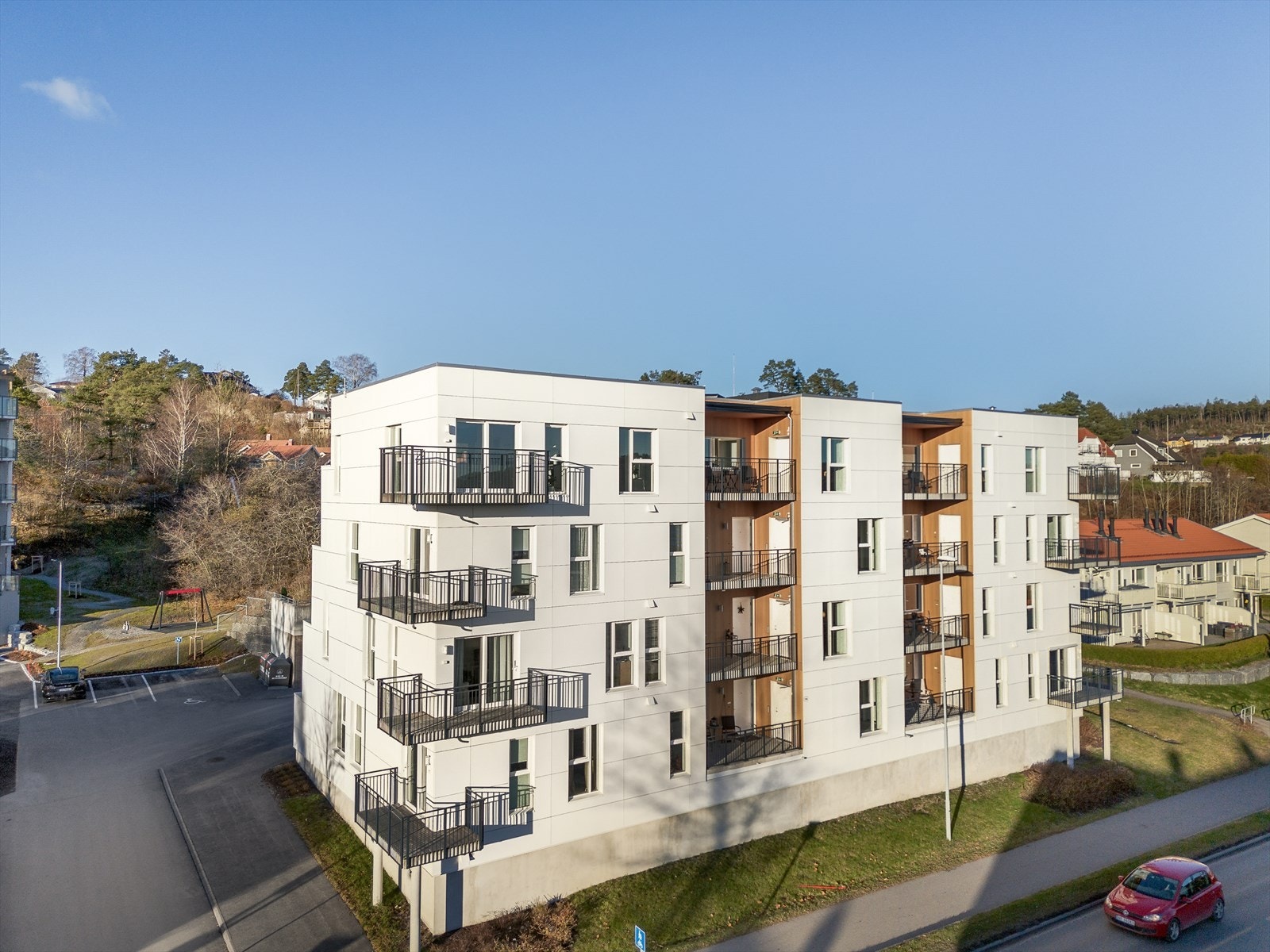 Det er felles inngang til leilighetene fra svalgangsløsning med trapp, og ved inngangspartiet er det callinganlegg til hver leilighet. Galleribilde