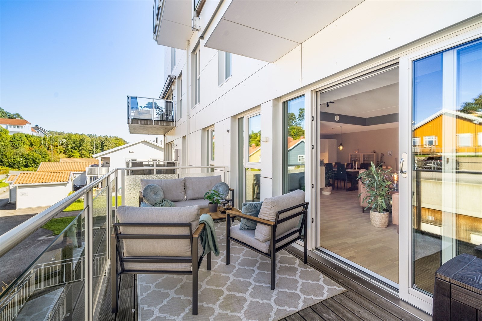 Hyggelig adkomst fra stue med skyvedør. Galleribilde