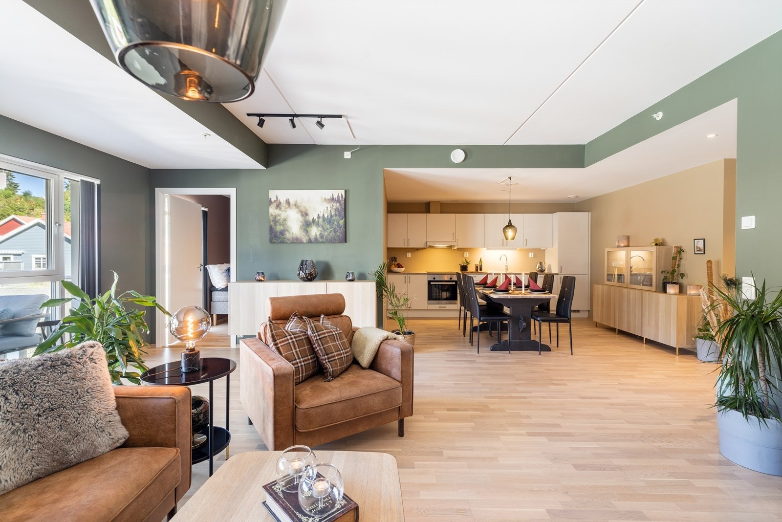 Sentralt og sjønært på Heistad med kort gangavstand til matbutikker, frisør, apotek, kollektivtransport og idylliske Heistadstranda. Galleribilde