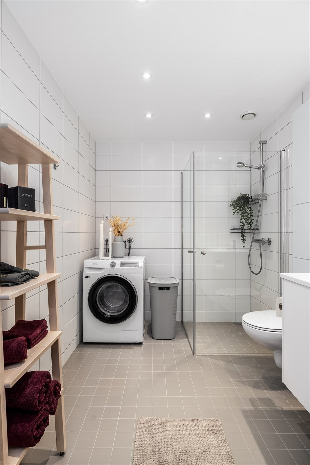 Det er opplegg til vaskemaskin. Badet har balansert ventilasjon. Galleribilde