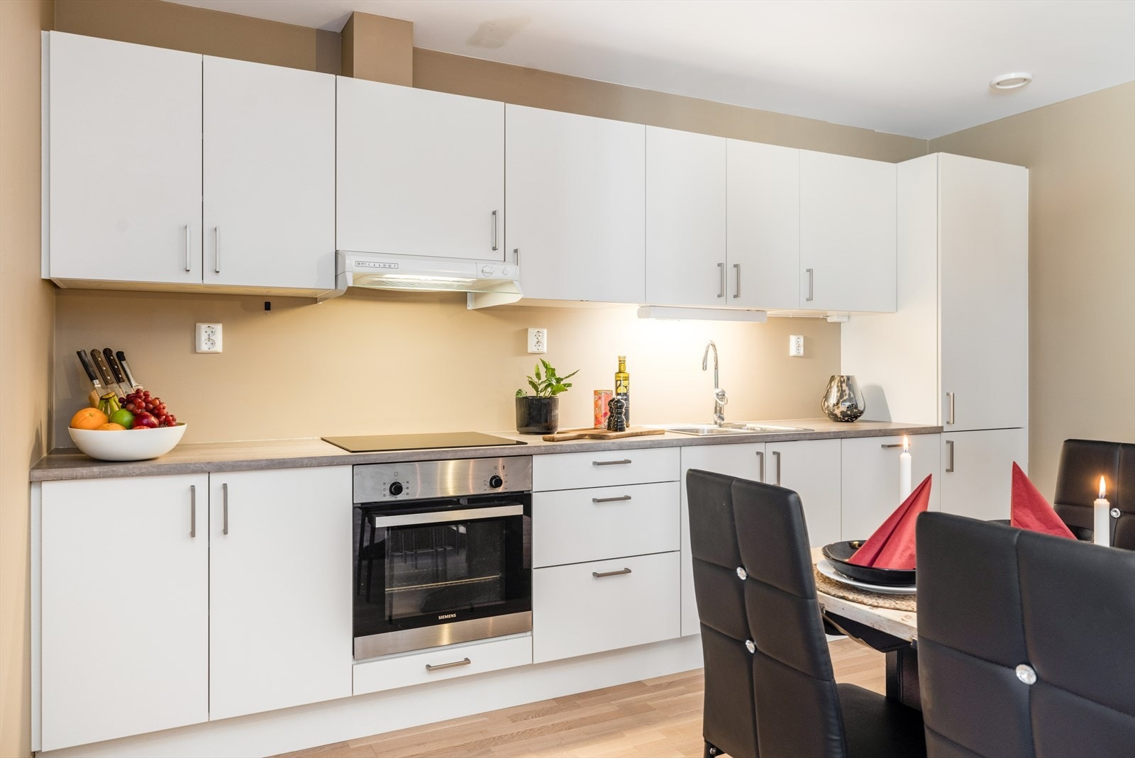 Her er det hvit slett Sigdal kjøkkeninnredning med laminert benkeplate. Galleribilde