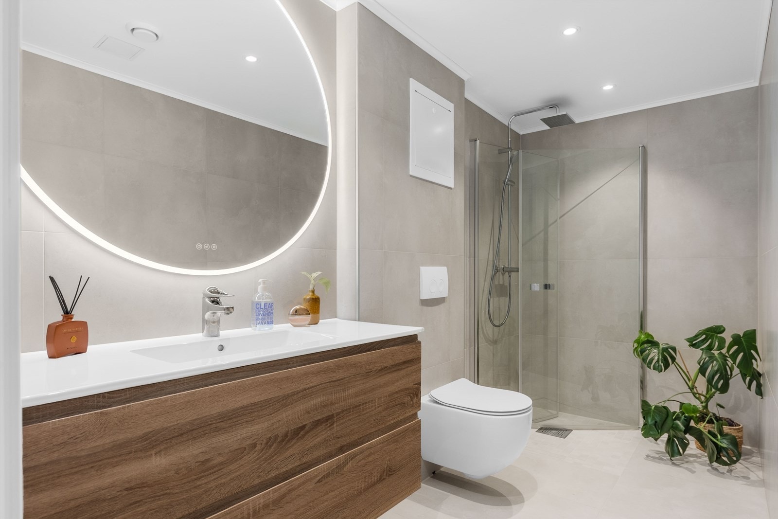 Delikat og romslig bad nylig pusset opp i regi av borettslaget Galleribilde