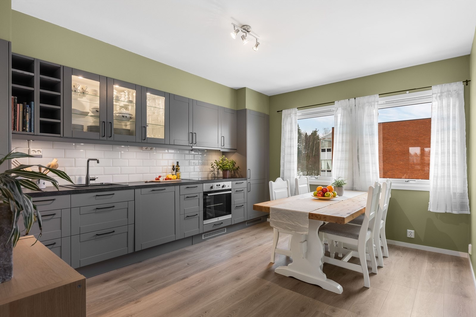 Gode oppbevaringsmuligheter i over- og underskap. Galleribilde