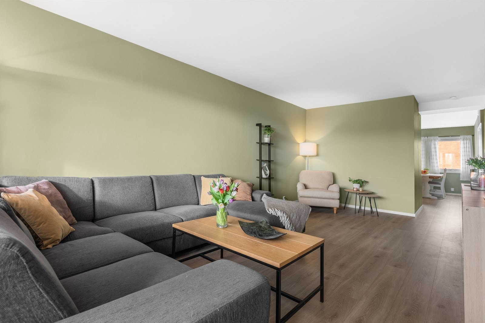 Vaskerommet gir et naturlig skille mellom stue og kjøkken. Galleribilde