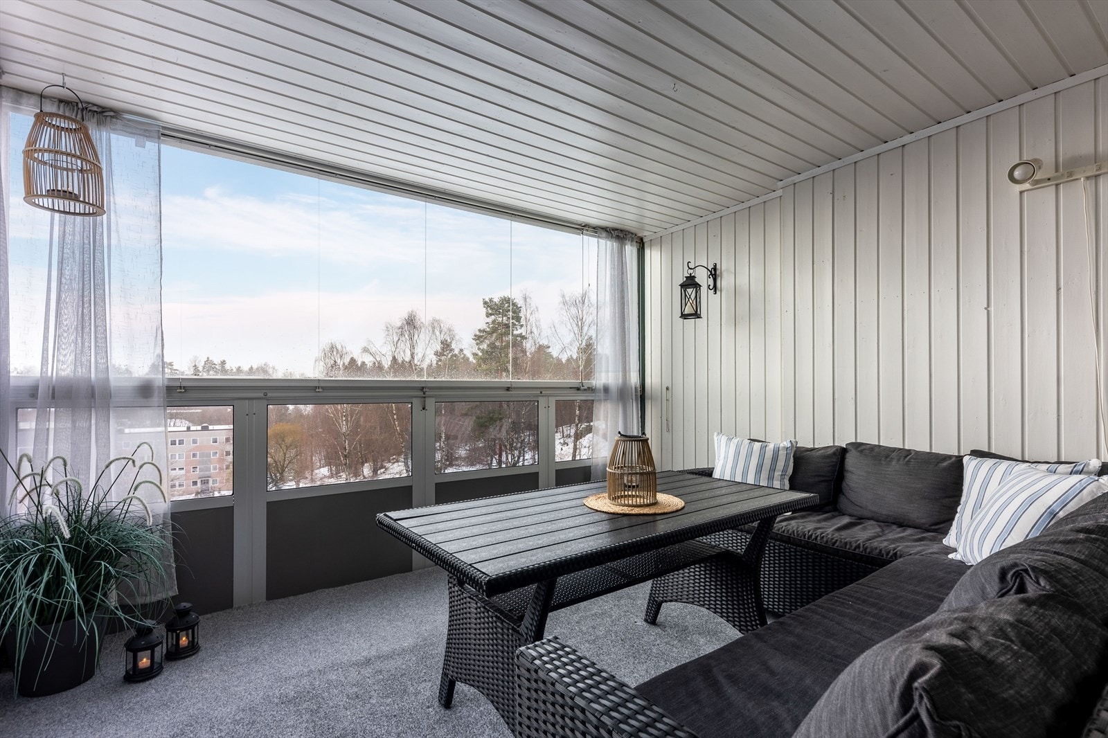 Innglasset balkong med flott utsikt. Galleribilde