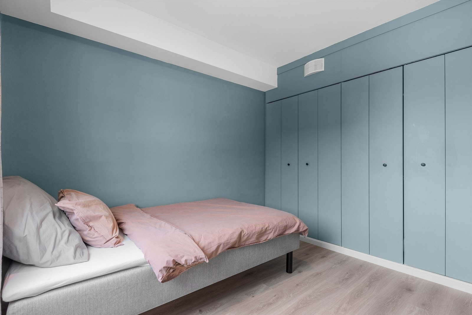 Praktisk integrert skap med gode lagringsmuligheter. Galleribilde