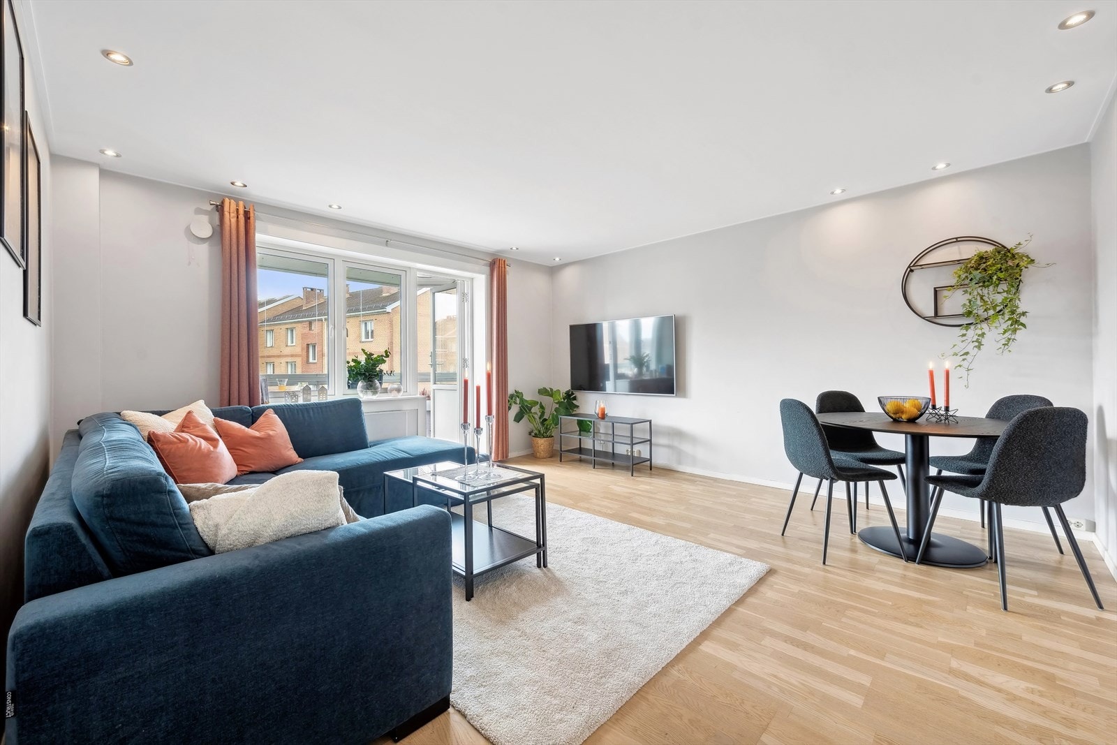 Fra stuen har du utgang til en balkong på ca. 9 kvm med utsyn over hyggelige fellesarealer. Galleribilde