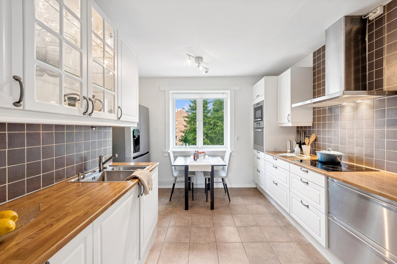 Leiligheten har separat kjøkken med god plass. Galleribilde