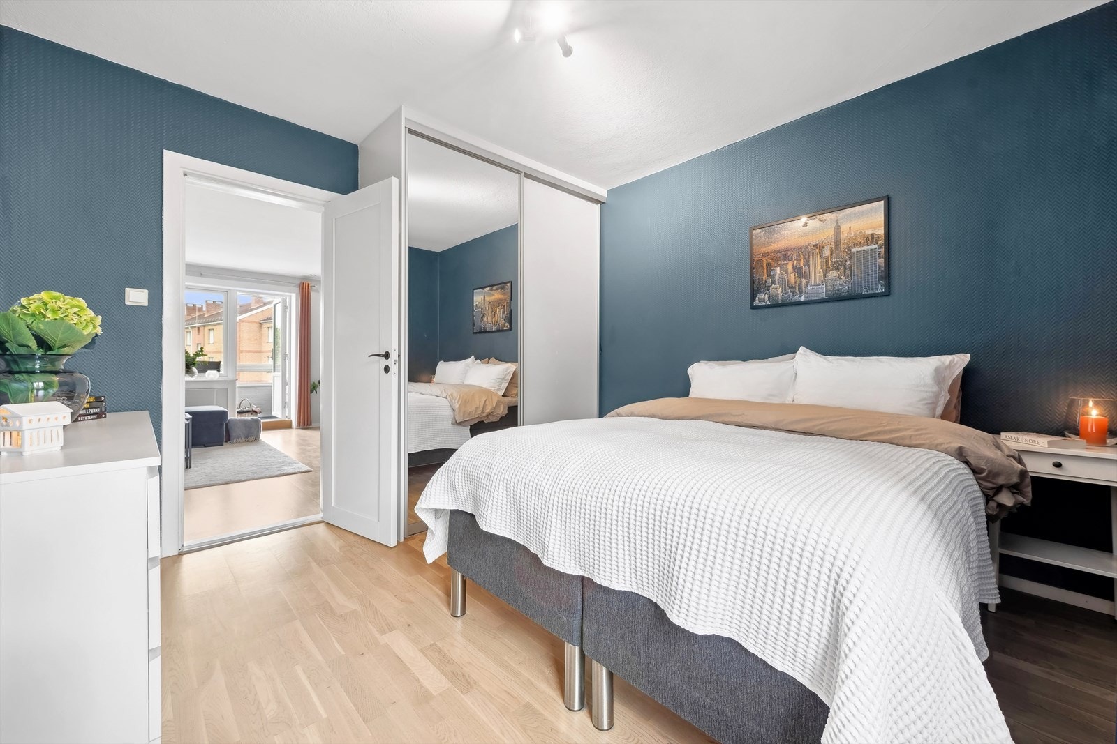 Hovedsoverommet har adkomst fra stuen og oppleves som meget romslig, med plass til en garderobe og tilhørende møblement. Galleribilde