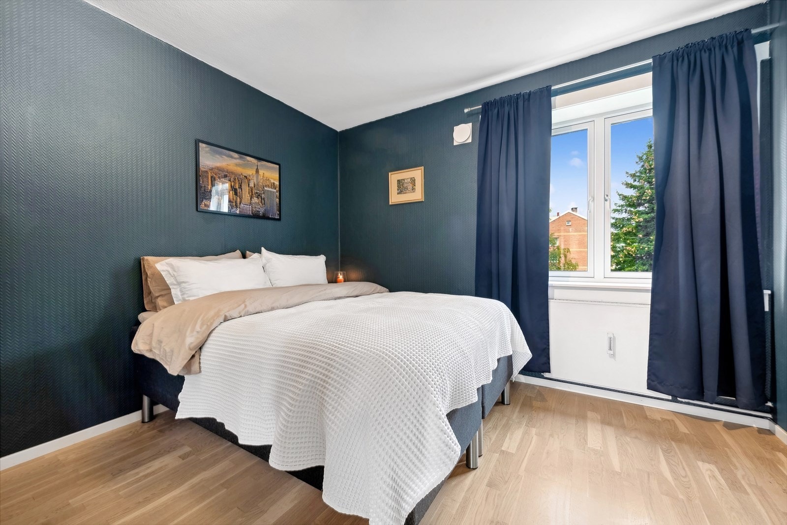 Leiligheten byr på to gode soverom hvorav ett soverom benyttes som et hovedsoverom og et soverom benyttes som barne-/gjesterom. Galleribilde