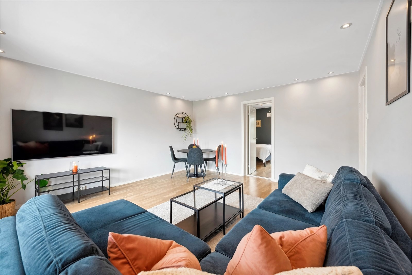 Deg, dine nærmeste og noen utvalgte. Trivsel og godt selskap er det som venter. Galleribilde