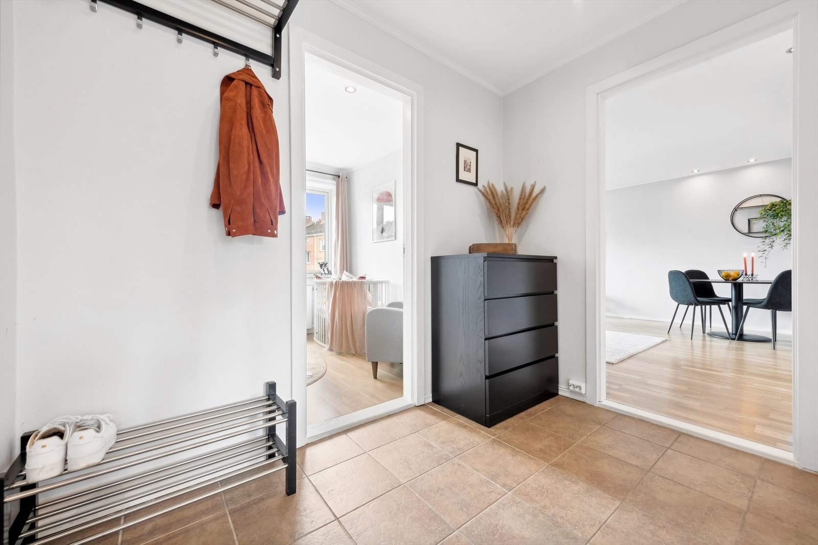 Velkommen inn! Du blir møtt ved en lys og hyggelig entré med plass til å henge fra seg yttertøyet. Galleribilde