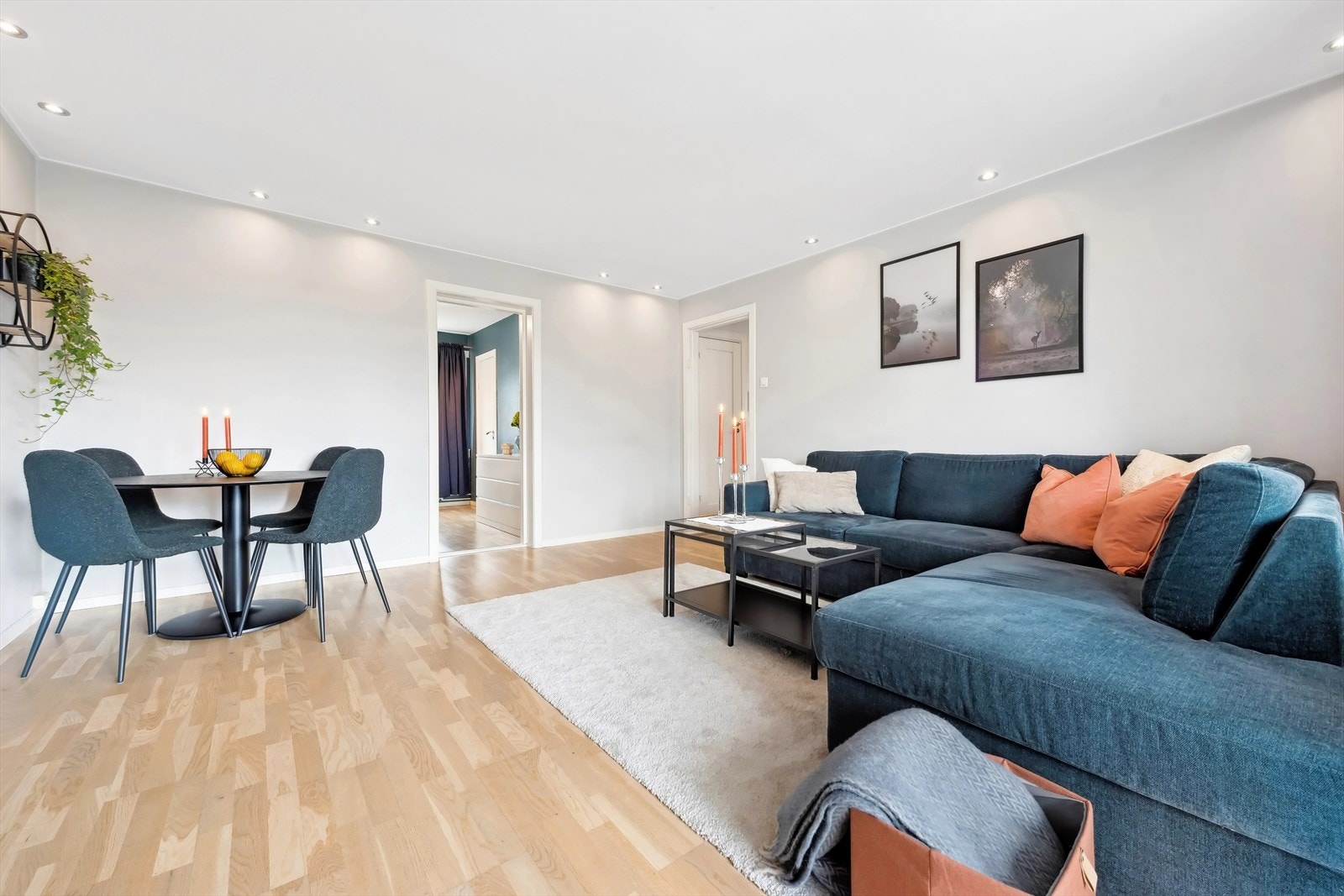 Leiligheten har en lys og romslig stue med plass til både sofa og spiseseksjon. Galleribilde