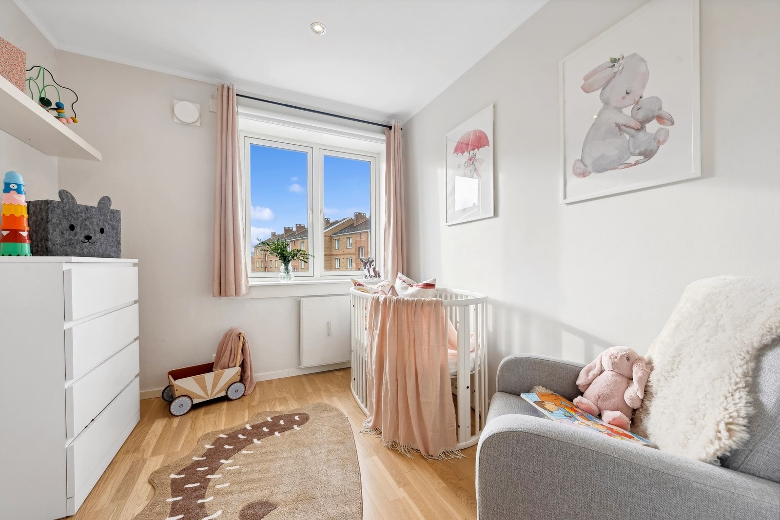 Soverom 2 har også god plass til å innrede etter ønske og behov! Her er det plass til seng og tilhørende møblement. Det benyttes i dag som barnerom. Galleribilde