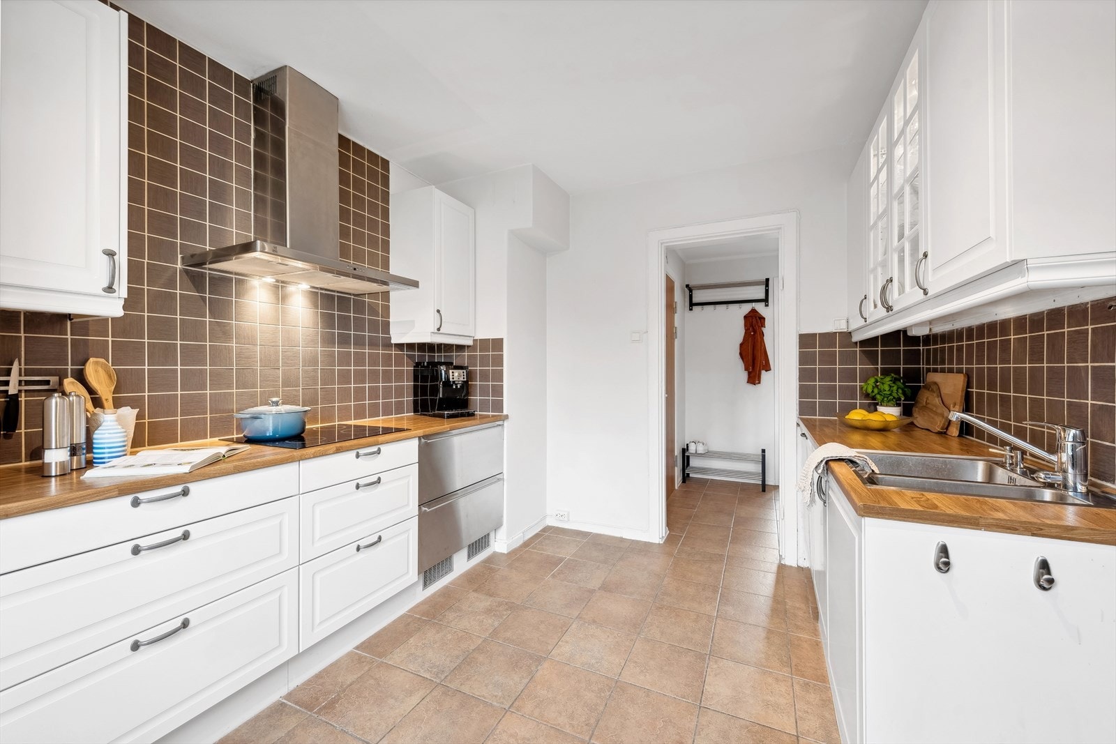 Leiligheten har et nydelig kjøkken med tidløs innredning fra Norema og byr på godt med arbeids- og oppbevaringsplass. Galleribilde