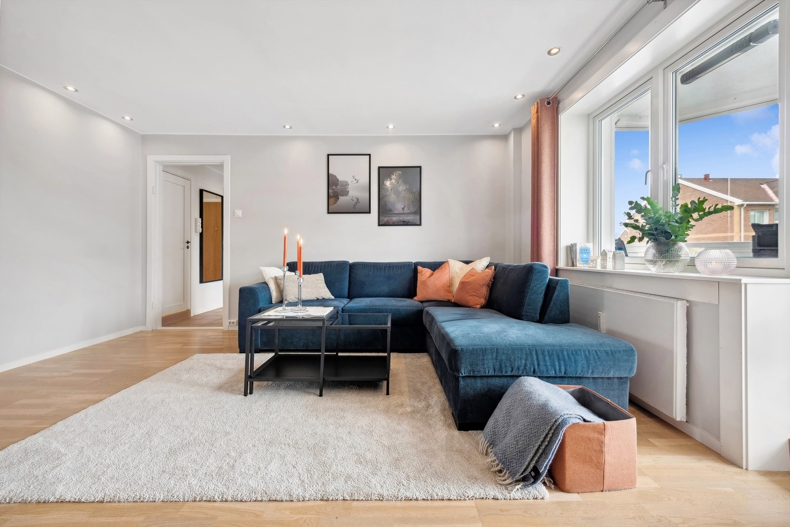 De store vindusflatene gir rikelig med naturlig lysinnslipp! Galleribilde