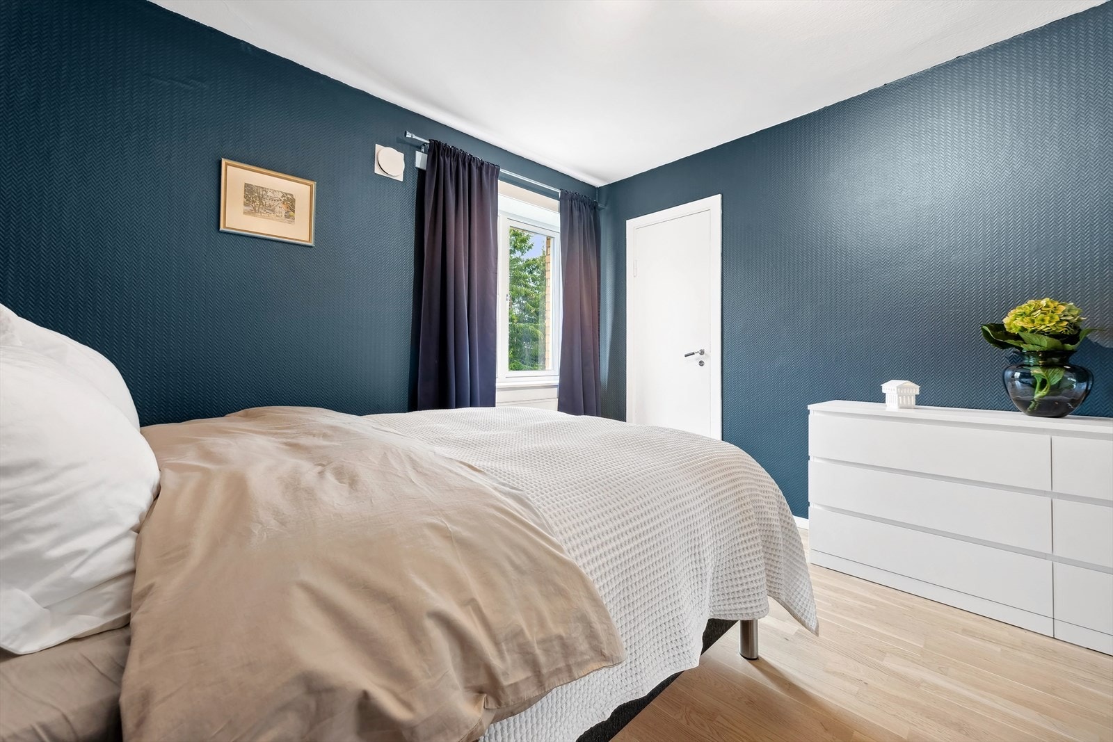 På hovedsoverommet har man adkomst til en innvendig bod/omkledningsrom. Galleribilde