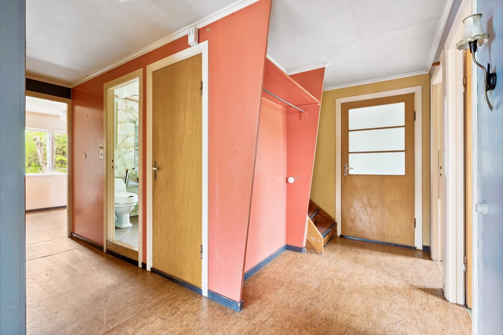 Entré - boligen har en del standard fra byggeår slik at man må forvente moderniseringsbehov Galleribilde