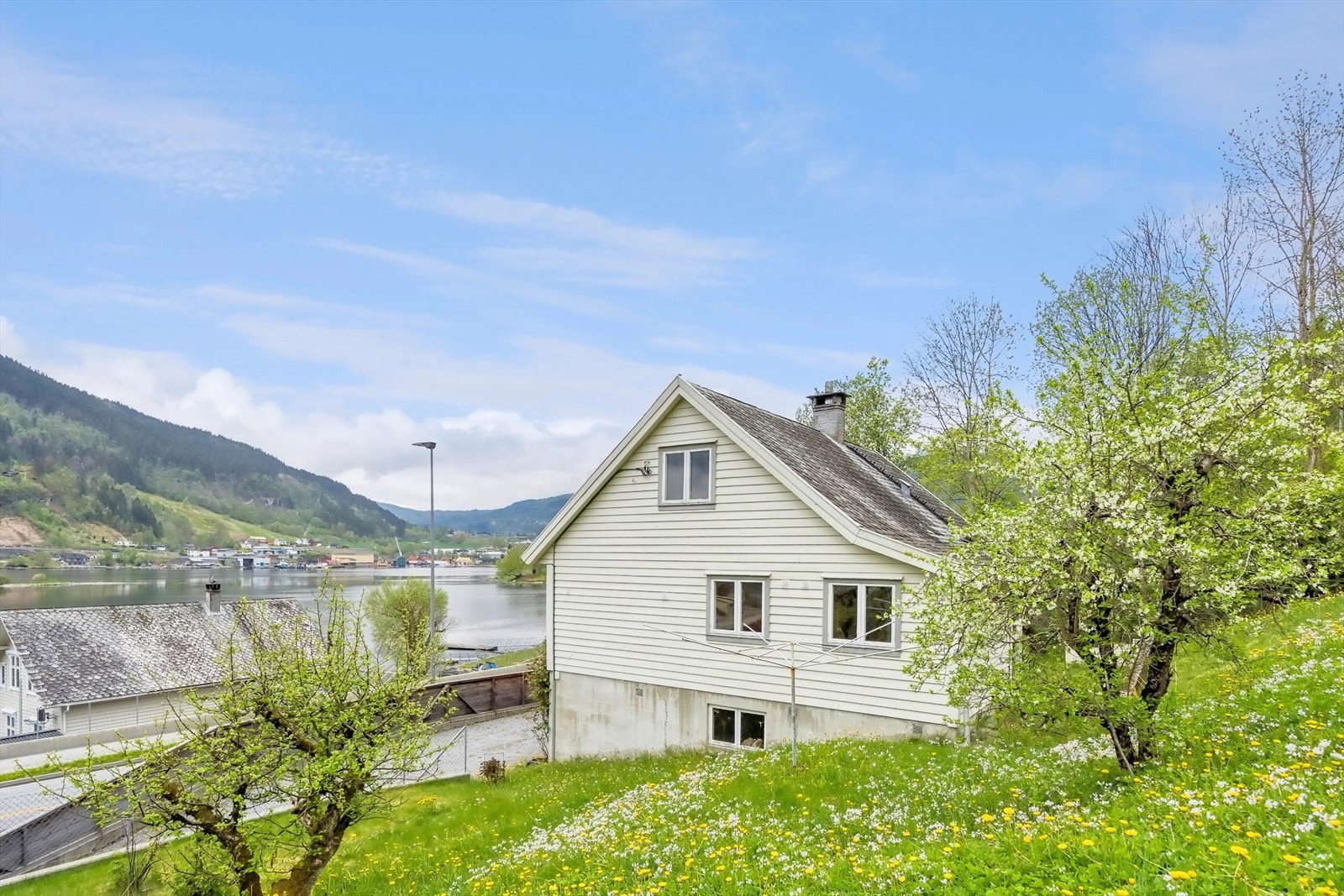 Boligen ligger på solsiden av Norheimsund, og har hage med frukttrær i klassisk Hardangerstil! Galleribilde