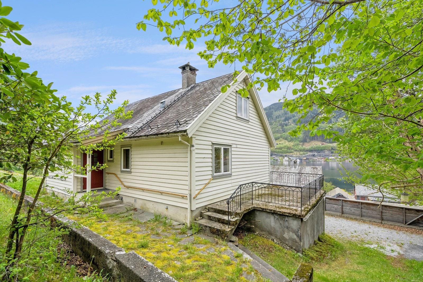 Boligen er fra 1959, med skiferheller på tak og terrasse over garasjen Galleribilde