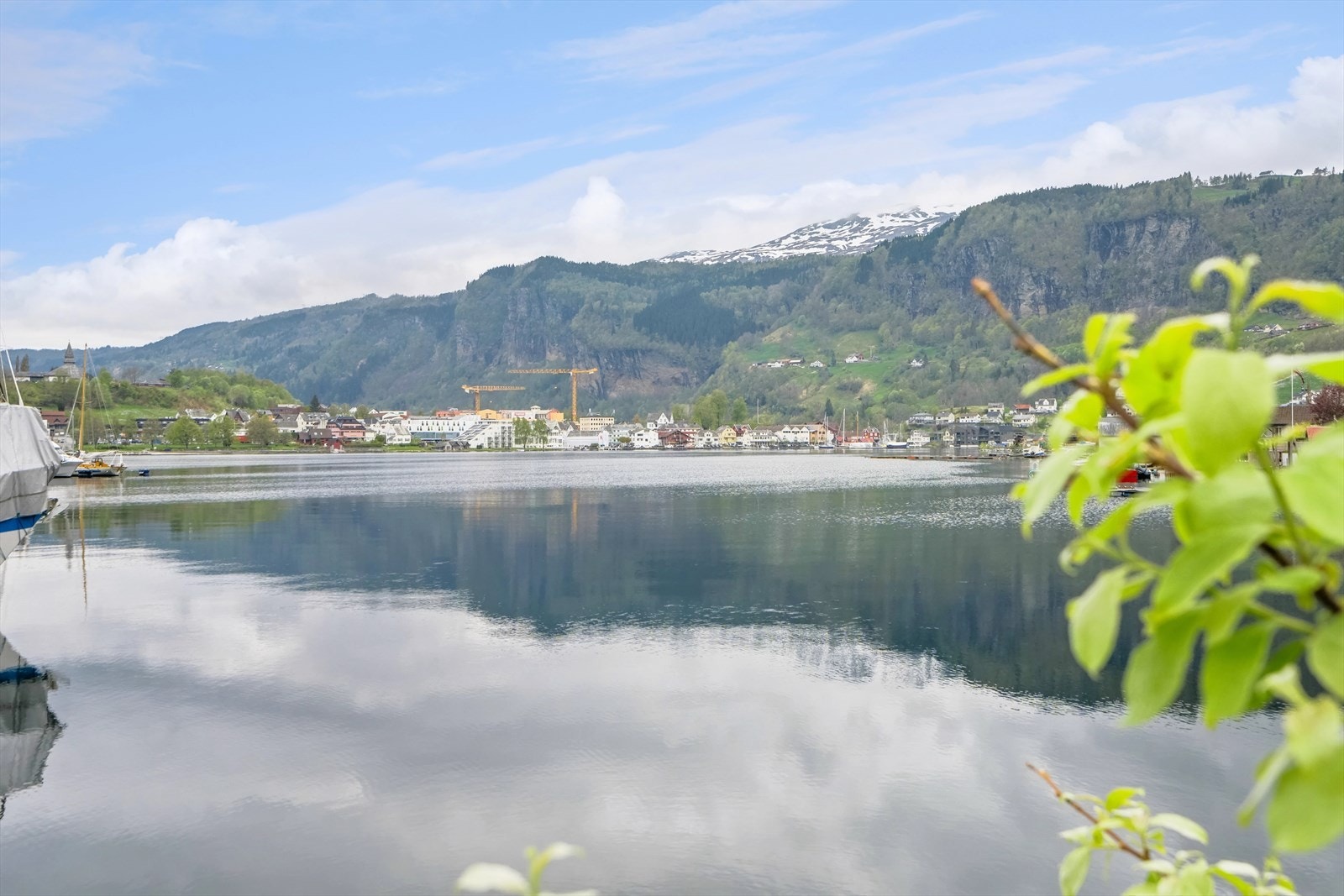 Norheimsund ligger i naturskjønne Hardanger, og kan by på badestrand, skoler, barnehager, butikker og restauranter, samt et rikt friluftstilbud Galleribilde