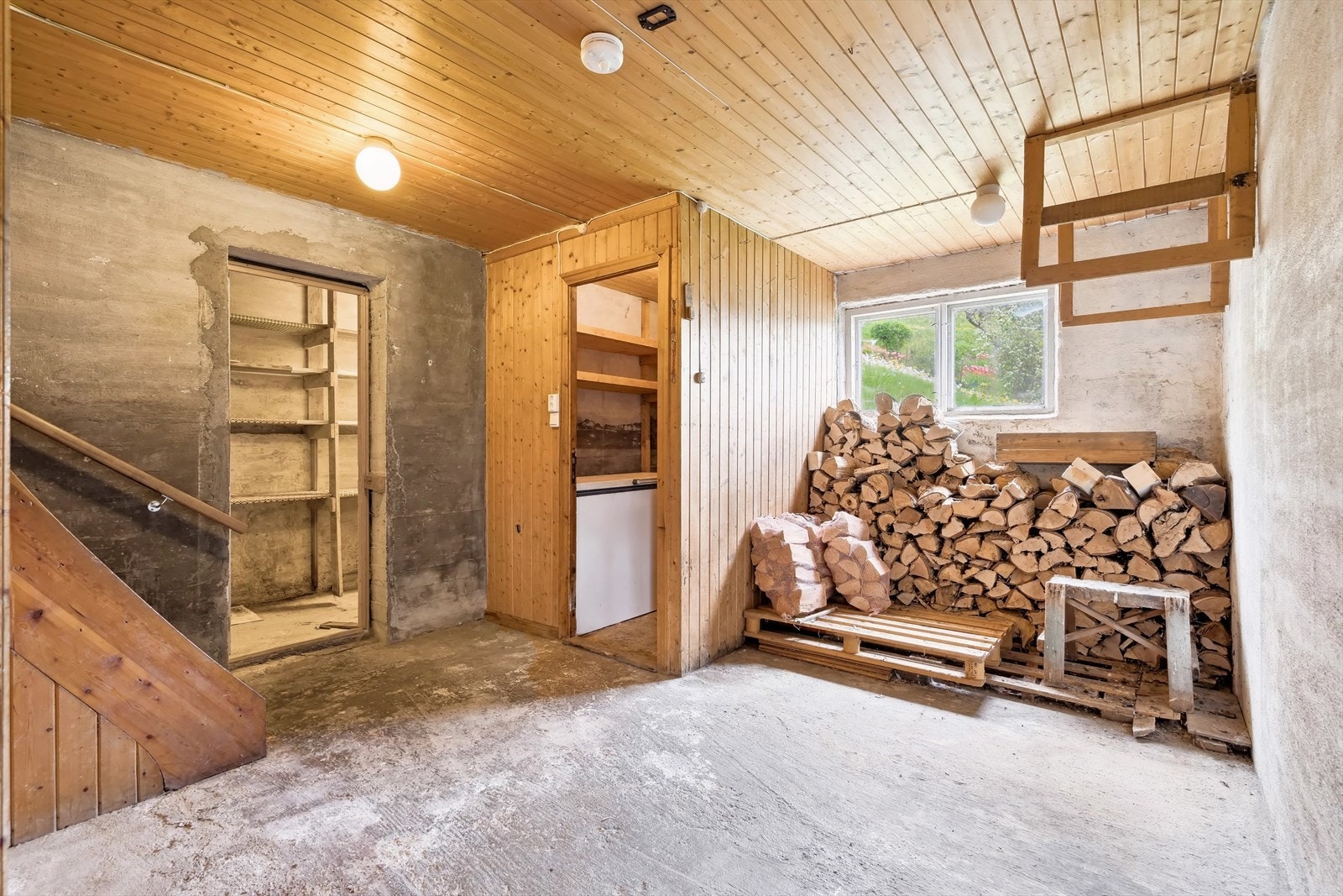 Det er godt med lagringsplass i boder og åpne rom i kjelleren Galleribilde