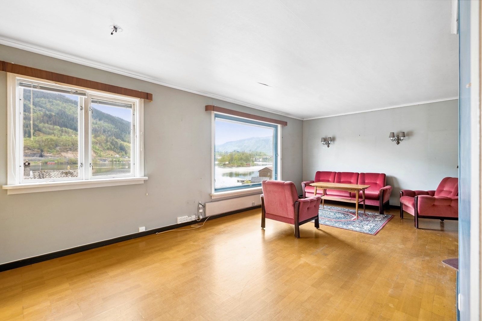 Store vindusflater slipper både lys og utsikten inn! Galleribilde