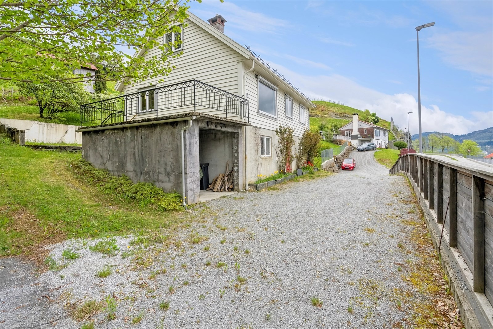 Det er svært god plass til parkering i tunet foran boligen, samt i garasjen Galleribilde