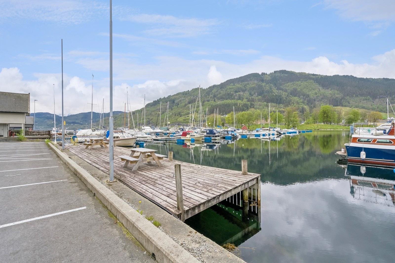 Like bortenfor boligen ligger Norheimsund Båthavn, så her er det mange muligheter! Galleribilde