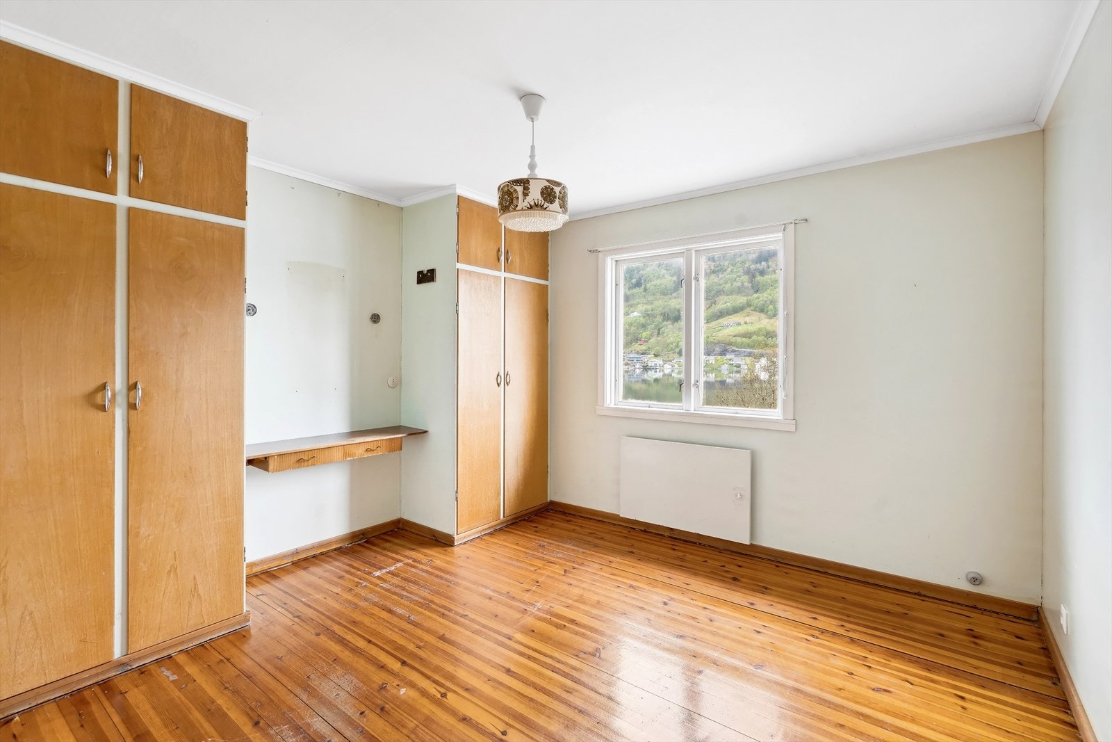 Det er 3 soverom i denne etasjen og 7 totalt i boligen Galleribilde