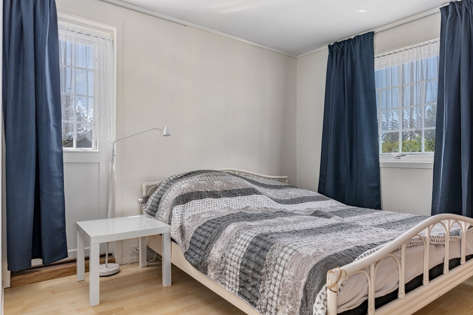 Ellers er det to soverom i hovedetasjen. Galleribilde
