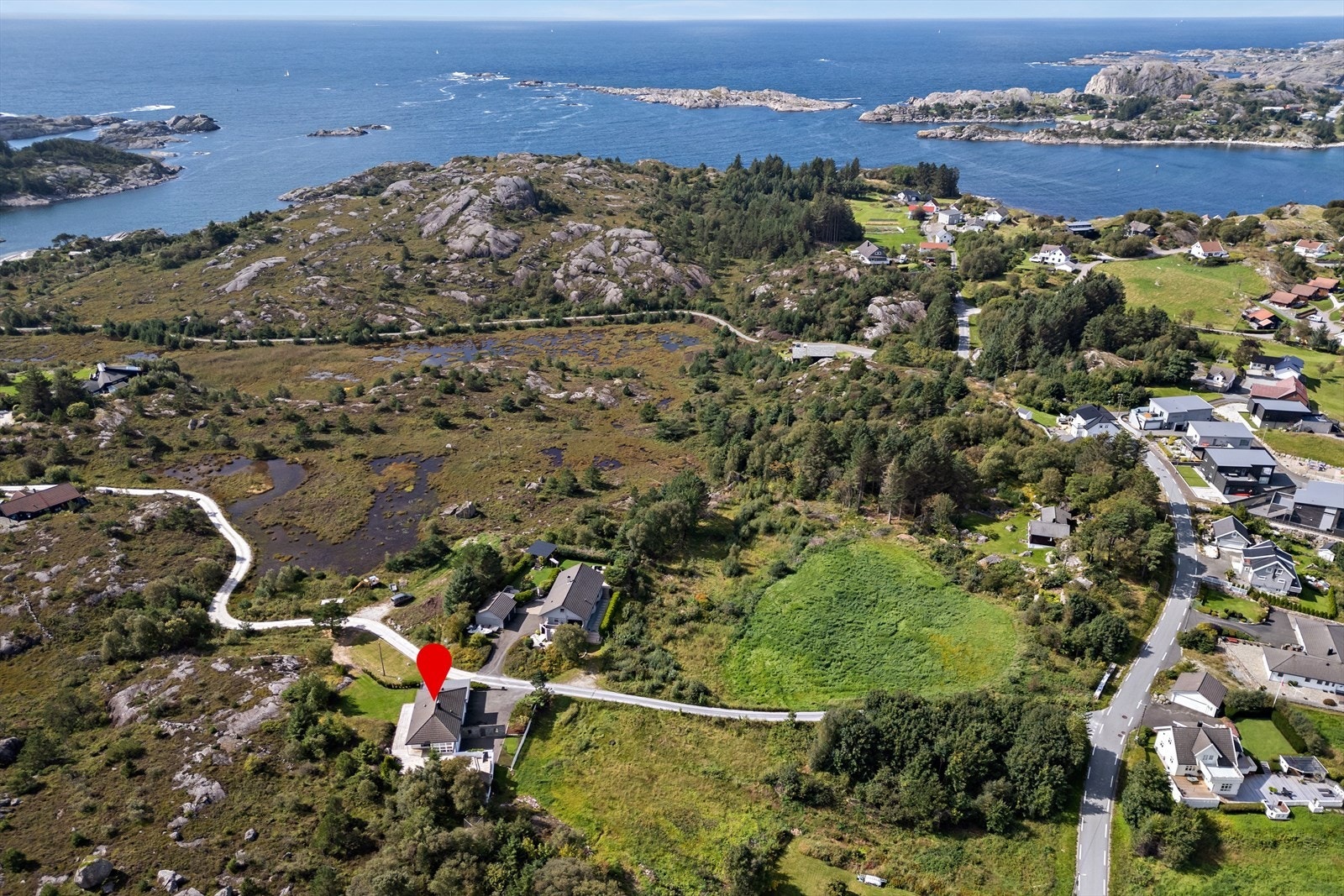 På Hellvik kan du virkelig nyte naturen. Med sin vakre kystlinje og små øyer kan du utforske skjærgården med båt, kajakk eller padleboard. Det er også flotte turstier og sykkelveier som tar deg gjennom varierte landskap med skoger, åser og åpne områder. Galleribilde