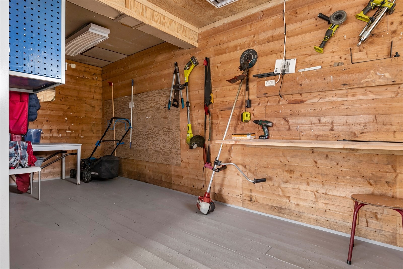 Flere boder som gir godt med oppbevaringsplass. Galleribilde