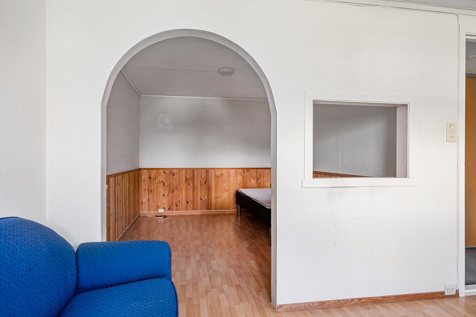 Lys og romslig kjellerstue som er blitt brukt som ekstra stue/soverom av selger. Galleribilde