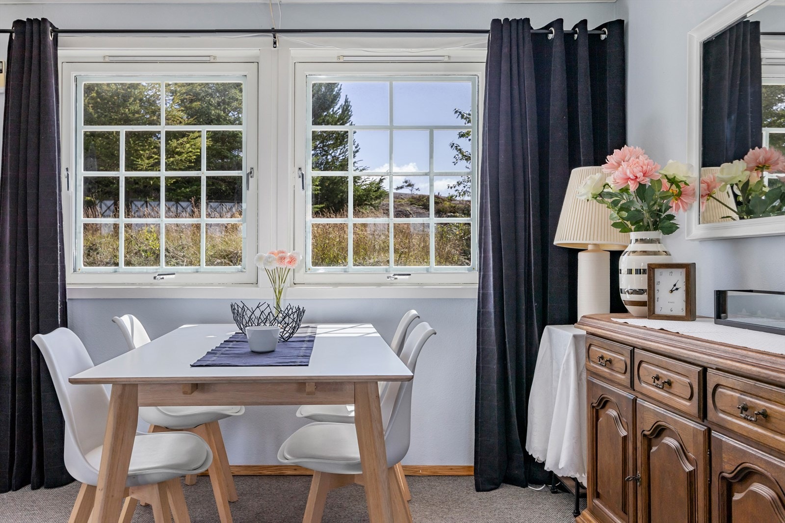 Romslig stue med plass til flere sittegrupper og spisebord, samt utgang til skjermet og solrik terrasse. Galleribilde