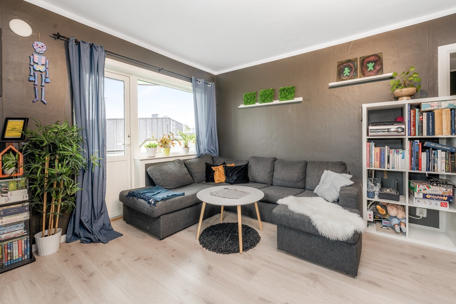 God plass til både sofagruppe og spisestue. Det er opplyst at kabel tv og bredbånd er inkl. i felleskostnadene. Galleribilde