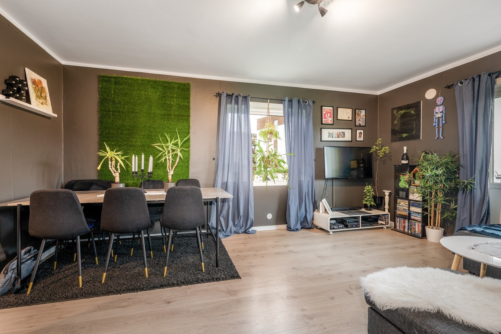 Overflater består av pen, enstvs laminat på gulv og malt tapet på vegger. For øvrig slette, malte flater i tak. Galleribilde